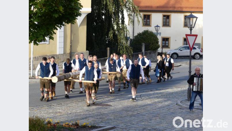 Der Kirwa-Baum hält Einzug am Marienplatz. Bild: rn