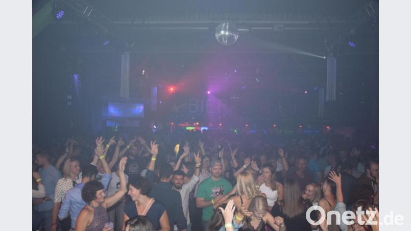 Auch im großen Saal wird getanzt - DJ Easy hat alles fest im Griff. Bild: fla