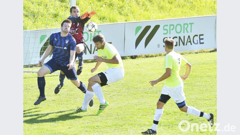 Der junge Haselmühler Torhüter Lukas Blödt (hinten) faustet vor dem späteren Freudenberger Torschützen Michael Schlegl (links vorne) den Ball ins Feld zurück. Innenverteidiger Stephan Nörl (Mitte vorne) und Rechtsverteidiger Matthias Meier (rechts) unterstützen ihren Torhüter. Bild: Hubert Ziegler