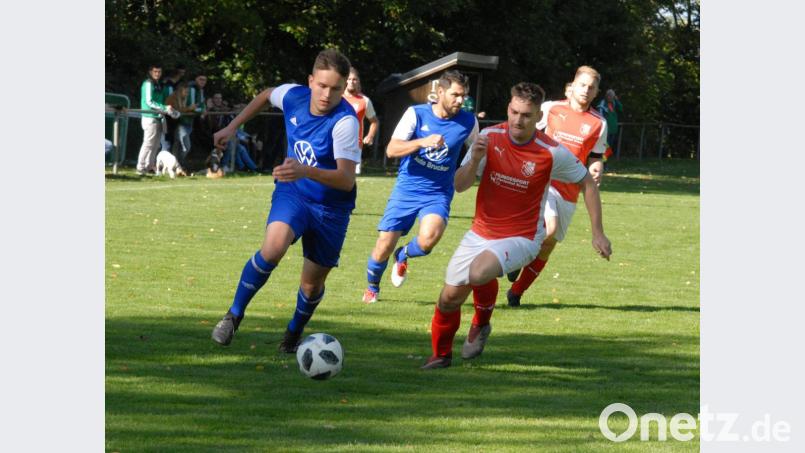 Der TSV Bärnau gewann am Sonntag das Grenzlandderby gegen den SC Mähring mit 3:2. Nicolai Wagner (links), hier im Laufduell mit dem Mähringer Dominik Beer, erzielte den Siegtreffer. Bild: gb