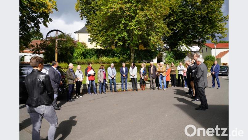 Am Dorfplatz vor dem Rundgang versammeln sich Bewertungskommission, Gäste und Lennesriether. Bild: fvo