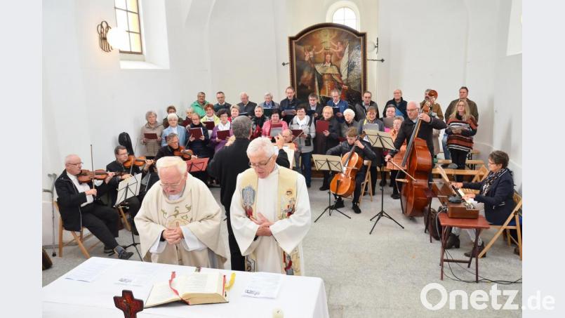 Einen Versöhnungsgottesdienst feiern Pfarrer Gerhard Schmidt (links) und Pfarrer Georg Hartl in der Kirchengedenkstätte Rozvadov. Ein eigens zusammengestellter Projektchor mit der Streichergruppe von Willibald Wirth (links) und Organistin Martina Brenner (rechts) begleitet das Jubiläumsereignis. Bild: fjo