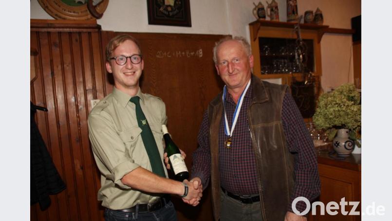 Beim Ehrenabend gratulierte Schützenmeister Johannes Schneeberger (links) ganz offiziell seinem Vater, dem langjährigen Schützenmeister der Murachtaler Schützen, Johann Schneeberger, zum Titelgewinn bei den Bayerischen Meisterschaften in Pfreimd mit Luftpistole in der Herrenklasse III. Bild: frd