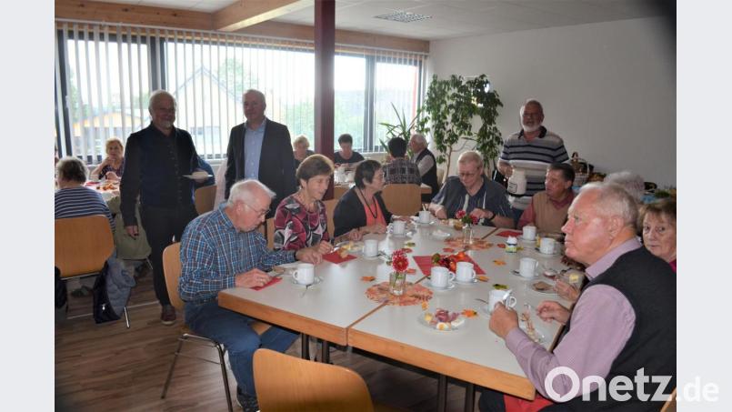 Karl-Heinz Buchberger, Bürgermeister Gerhard Scharl und Wolfgang Hermann (stehend von links) organisierten den Brunch-Vormittag. Bild: fz