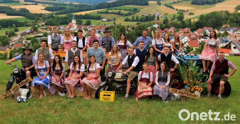 Die Kirwapaare in Pertolzhofen sind für die Festtage gerüstet. Bild: exb
