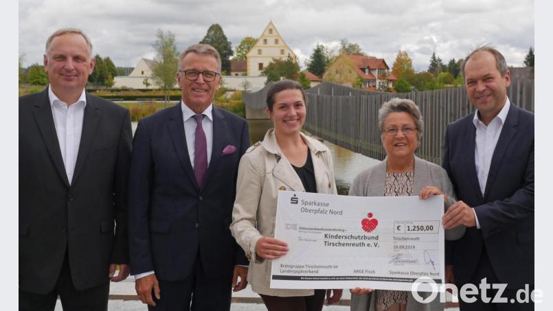 Peter Hamm, Franz Stahl, Lena Bächer, Inge Pannrucker und Hans-Jörg Schön (von links) zeigen ein Herz für Kinder. Bild: tr
