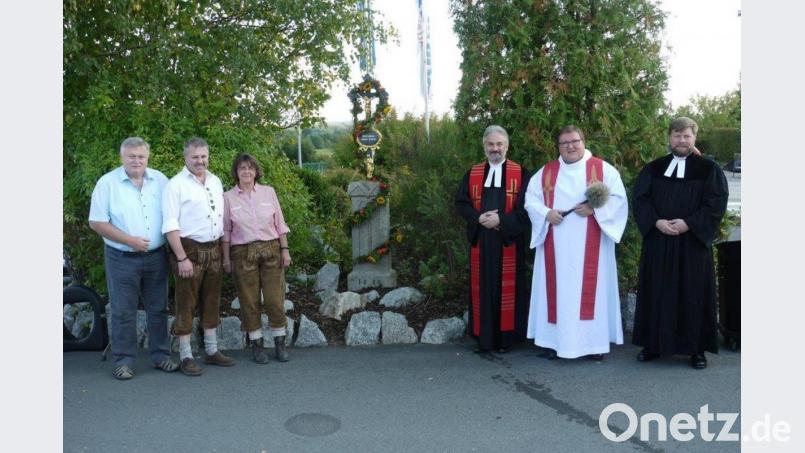 Heidi und Peter Deubzer (Dritte und Zweiter von links) mit den Geistlichen Hannes Kühn, Sven Grillmeier, Dirk Grafe (von rechts) sowie Bürgermeister Manfred Porsch (links). Bild: hai