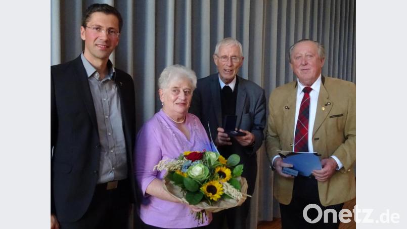 „Wir machen das gerne“, sagen Hans und Marianne Zweck. Die Organisation ungezählter Pilgerreisen hat ihnen nun ein hohe Auszeichnung eingebracht. Im Jugendheim Wolfring bekommen beide die vom Diözesanoberhirten Rudolf Voderholzer verliehene Bischof-Sailer-Medaille. Dekan Michael Hoch (links) und Bundespolizeipfarrer a. D. Hans-Jürgen Vogelpohl (Dritter von links) überreichten die Bischof-Sailer-Medaille. Bild: Houschka