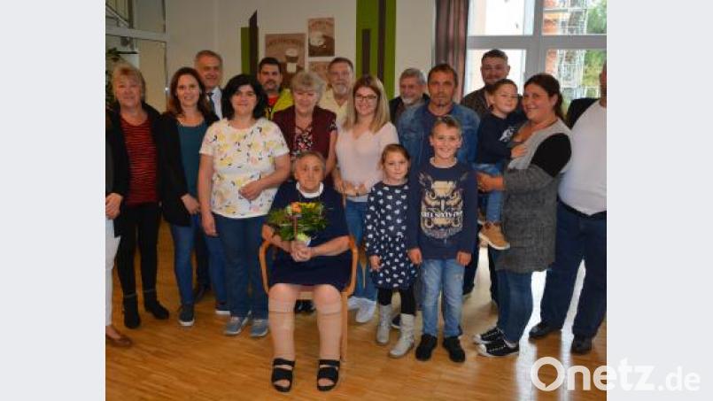 Helene Sommer (sitzend) feierte am Freitag ihren 90. Geburtstag im Seniorenheim Haus „Phönix“. Zu den vielen Gratulanten gehörten die vier Kinder, die jeweils sieben Enkel und Urenkel sowie Bürgermeister Roland Grillmeier (Vierter von links) Bild: jr