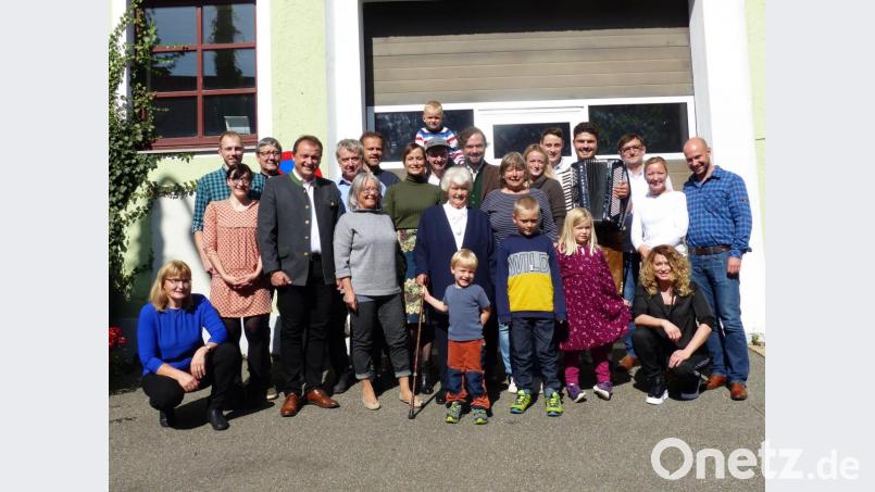 Theresia Schmeidl (vorne Mitte mit einem ihrer Urenkel, der sich bei ihr am Stock festhält) feiert mit Familie, der "Schicksalscombo", Pfarrer Adam Nieciecki und Bürgermeister Anton Kappl Geburtstag. Bild: sl