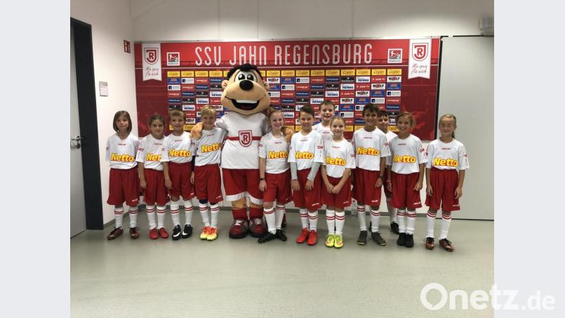 Was für ein Moment: Die E2-Jugendmannschaft der Spielgemeinschaft SV Michaelpoppenricht/SVL Traßlberg durfte am Samstag mit Jahn Regensburg zur Partie gegen den HSV einlaufen. Bild: exb