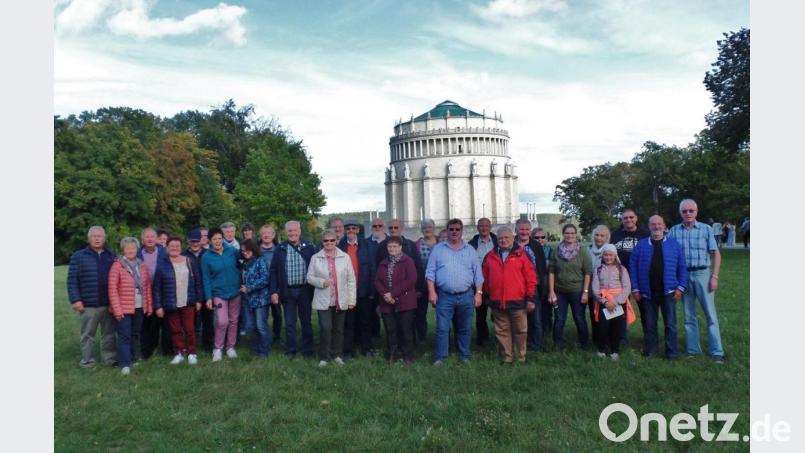 Bedeutende deutsche Nationaldenkmäler, darunter die Befreiungshalle auf dem Michelsberg bei Kelheim (im Bildhintergrund) standen auf dem Programm beim Tagesausflug der Reservistenkameradschaft Speicherdorf mit Vorsitzendem Hubert Brendel (rechts). Bild: br