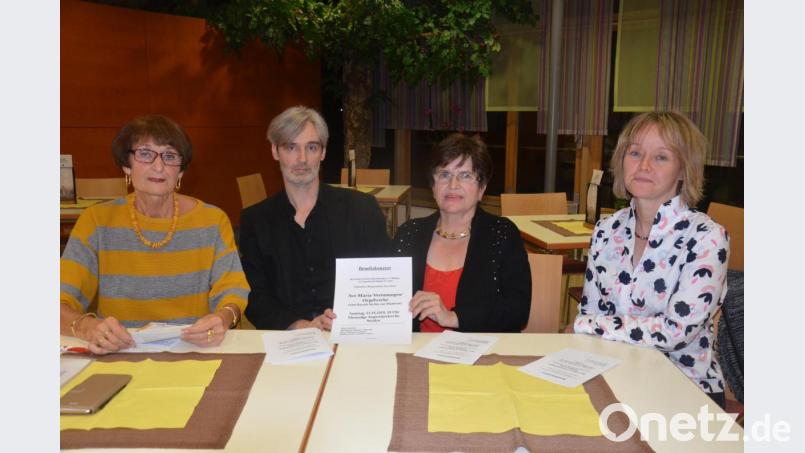 Das Benefizkonzert mit Ave-Maria-Vertonungen und Orgelwerken stellen (von links) Waltraud Koller-Girke, Horst Plössner, Hildegard Zoltziar und Susanne Wagner im Weidener Klinikum vor. Bild: Kunz
