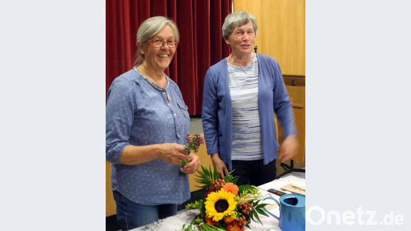 Monika Völkl (rechts) dankt Referentin Monika Ermer. Bild: R. Kreuzer