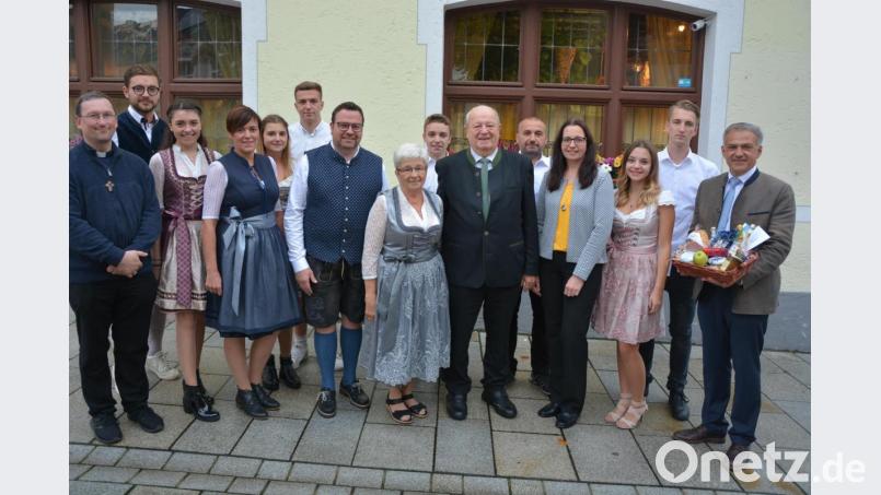 Ihre Goldene Hochzeit feierten am Freitag Veronika und Otto Weiß (Mitte). Im Bild die Jubilare mit Kindern, Enkelkindern und Freunden sowie Pfarrer Christian Preitschaft (links) und Bürgermeister Roland Grillmeier (rechts). Bild: jr