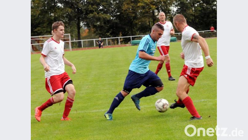 Martin Heinrich (Mitte) nimmt es gleich mit zwei Wiesauern auf: Fabian Nickl (links) und Spielertrainer Christian Zettl versuchen den Konnersreuther Angreifer zu stoppen. Bild: heh