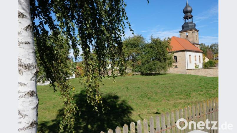 Rund um das Bodendenkmal des ehemaligen Burggrabens mit der Dorfkirche als Ausgangspunkt verläuft der geschichtsträchtige Stationen-Weg, den die Oberbibracher aufgebaut haben. Bild: do