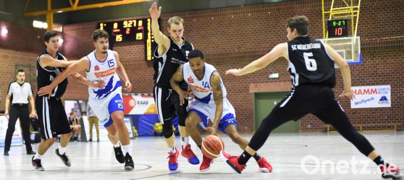 Montanize Woods (am Ball) erzielte zum Saisonauftakt die meisten Punkte für die Hamm Baskets. Am Ende stand ein souveräner Heimsieg gegen den SC Heuchelhof Würzburg zu Buche. Bild: A. Schwarzmeier