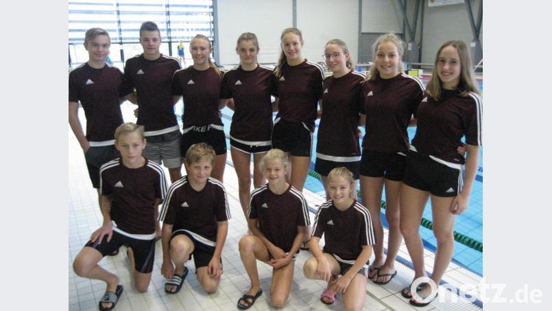 Mit dieser Formation startete der Tirschenreuther Schwimm-Club in die Saison 2019/20. Stehend von links: Fynn Legat, Kilian Züllich, Viktoria Bogner, Kathrin Bachmeier, Carina Bönisch, Annika Brech, Lena Rath, Daria Codlova. Davor von links: Niclas Köstler, Leonhard Fütterer, Marlene Züllich und Sophie Härtl. In Plauen fehlten Patrick Walter sowie Daniela und Dominika Codlova. Bild: rbg