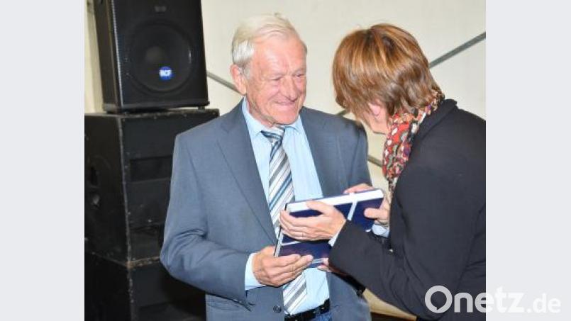 An eine der wichtigsten Personen vor 30 Jahren überreicht Bürgermeisterin Margit Kirzinger mit den ehemaligen Rozvadover Bürgermeister Jindřich Červený eine neue Waidhauser Chronik. Bild: fjo