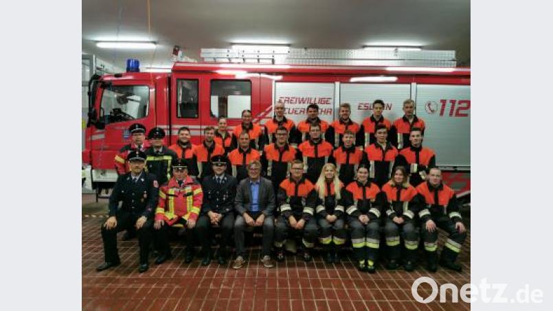 Die Feuerwehrführung gratulierten mit Bürgermeister Reiner Gäbl allen zur bestandenen Prüfung. Bild: gz