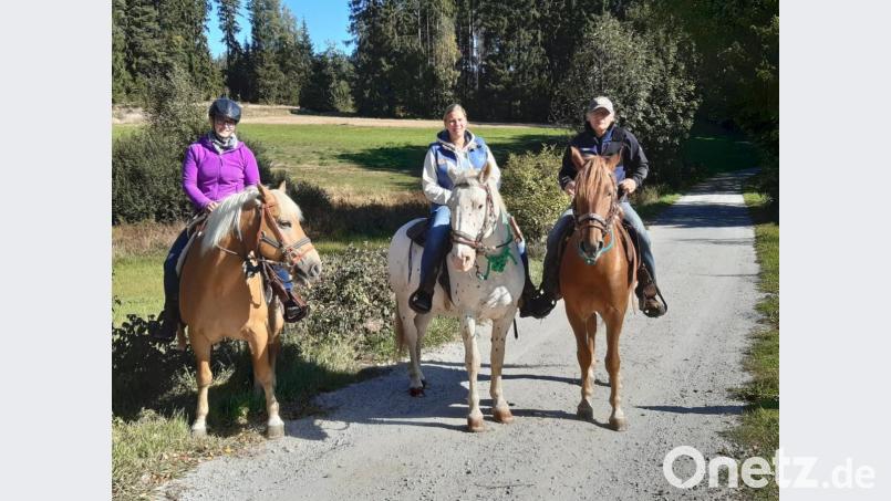 Beim Ausritt: (von links) Anna-Maria Luber, Maria Fischer, Hans Prechtl. Bild: soj