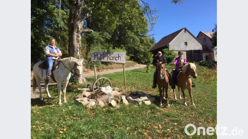 Auf der M&amp;M-Ranch: (von links) Maria Fischer, Hans Prechtl und seine Reitbeteiligung Anna-Maria Luber. Bild: soj
