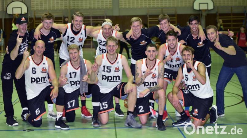 So sehen Sieger aus. Die Neustädter Basketballer feiern den Überraschungssieg gegen die Tennet Young Heroes aus Bayreuth. Es ist der erste der DJK in einer Serie enger Duelle gegen die Bundesligareserve von medi Bayreuth. Bild: Tobias Schwarzmeier