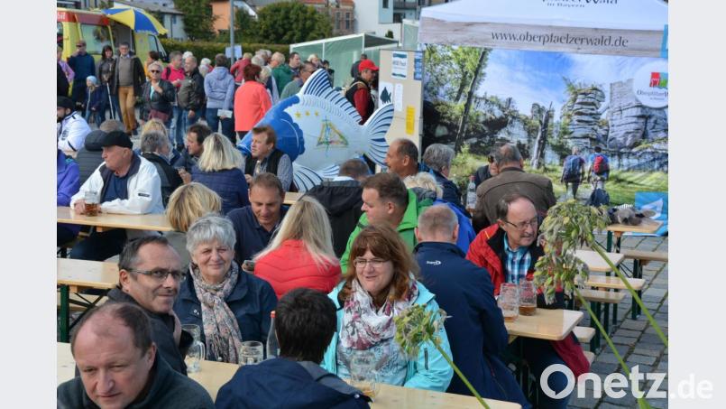 Nach dem Gang durch die Budenstraße gönnten sich die Besucher gern eine kleine Pause. Bild: jr