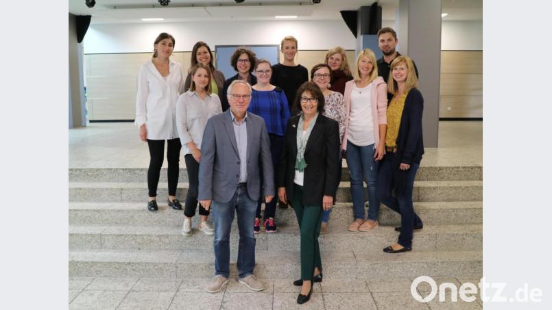 Schulleiterin Hannelore Reil-Heining und Konrektor Johann Vollath (vordere Reihe) stellten die neuen Lehrkräfte vor. Im Bild von links Susanne Schirmer, Julia Rieß, Mareike Glöcke, Julia Lischka, Judith Stecher, Susanne Betz, Christiane Kahler, Dr. Melanie Hofmann, Corinna Spitzl, Matthias Sigl und Rosmarie Selch-Luber. Bild: exb/Matthias Sitzmann