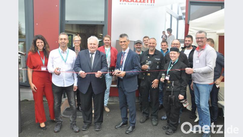 Moderne Heizsysteme und Kamine, auch mit Pellets, bietet die Firma "Palazzetti". Künftig darf die Firma Bitterer in Tirschenreuth auch als "Palazzetti"-Kompetenzentrum die Beratung und den Service ausweiten. Zur Eröffnung des Kompetenzzentrums war auch Marco Palazzetti (Sechster von links) nach Tirschenreuth gekommen. Mit im Bild (von links) Silvia Naber, Jürgen Bitterer, Palazzetti-Account Managerin Cristina Reghezza und Zweiter Bürgermeister Peter Gold mit weiteren Gästen. Bild: ws