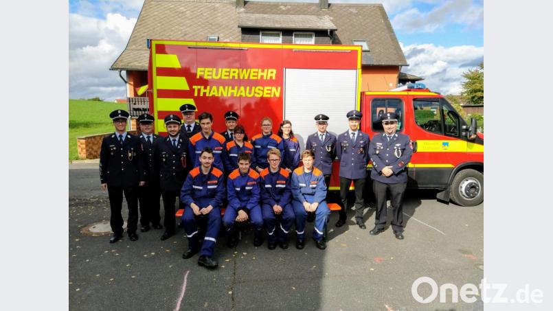 Die erfolgreichen Teilnehmer der Jugendleistungsprüfung mit den Prüfern und den Vertretern der Feuerwehren: Marco Frank (Kommandant Feuerwehr Hohenthan), Kreisbrandmeister Roland Frank, Tobias Schwamberger (Vorsitzender Feuerwehr Thanhausen), Kreisjugendwart Wolfgang Bauer, Florian Haas, Kreisbrandmeister Helmut Czepa , Anja Gradl, Jana Schöner, Celine Wittmann, Philipp Sertl (stv. Jugendwart der Feuerwehr Thanhausen), Florian Sölch (Jugendwart der Feuerwehr Thanhausen), Florian Schwamberger (Kommandant der Feuerwehr Thanhausen (hinten von links) sowie Tim Mielke, Tim Sladky, Lucas Franz und Tobias Helm (vorne von links). Bild: rdh
