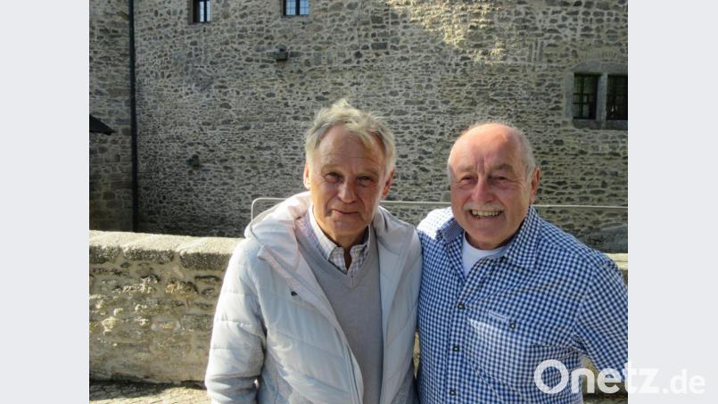 Ex-Bayern-Spieler und Club-Trainer Rainer Zobel (links) besuchte Albert Üblacker in Falkenberg. Bild: mr