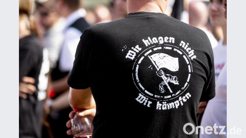 &quot;Wir klagen nicht. Wir kämpfen&quot; steht auf dem T-Shirt eines Teilnehmers einer Neonazi-Demonstration in Berlin. Bild: dpa