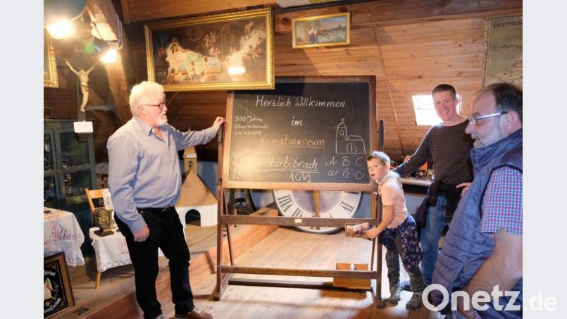Im Dorfmuseum stellt Heinrich Schatz (links) die alten Schätze Oberbibrachs vor. Bild: do