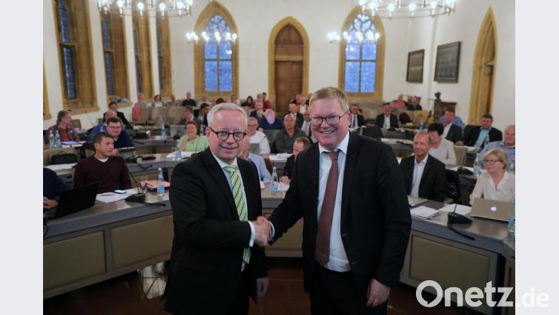 Fabian Kern (vorne, links) erhielt am Montagabend 36 von 37 möglichen Stimmen. Ein Zettel war ungültig. OB Michael Cerny gratuliert dem neuen Kultur-, Schul- und Sportreferenten zur Wahl. Bild: Wolfgang Steinbacher