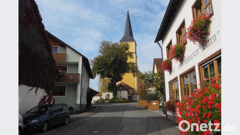 Die Dorferneuerung in Neunaigen erstreckt sich nicht nur auf Maßnahmen der öffentlichen Hand, wie sie hier in der St.-Vitus-Straße erfolgen sollen. Sie betrifft auch private Anwesen: Die Anwohner können eine kostenlose Beratung in Anspruch nehmen. Bild: bl