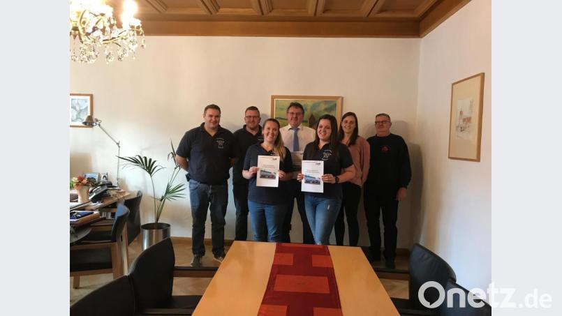Stellvertretender Kommandant Markus Heuberger, Stefan Geier, Leiterin Bettina Zwack, Bürgermeister Hans-Martin Schertl, Vize-Leiterin Lena Lautner, Sachbearbeiterin Christina Bauer und Vorsitzender Siegfried Herlitze (von links) geben den Startschuss für die Schlichter Kinderfeuerwehr. Bild: Stefanie Gradl
