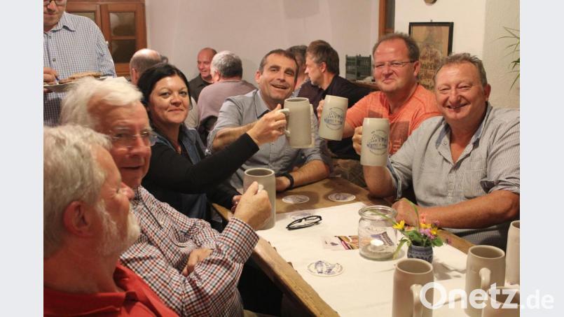 Kirchweih- und Zoigl-Freunde rücken &quot;beim Taubnschuster&quot; eng zusammen: Beim Kirwa-Zoigl des Heimatvereins ist einmal mehr mächtig was los in den gemütlichen Stuben. Bild: hev