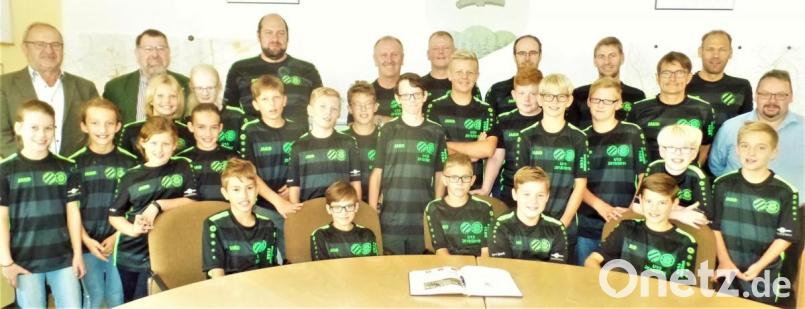 Fröhliche Gesichter bei den U-11-und U-13-Kickern der Spielgemeinschaft Kohlberg-Ehenfeld beim Eintrag ins Goldene Buch des Marktes. Bürgermeister Rudolf Götz und UPW/FW-Fraktionsvorsitzender Reinhard Ponitz (stehend, links) gefällt die Show im Rathaus. Ihre Trainer Klaus Schlosser, Hubert Posset, Christian Fellner, Wolfgang Lingl, Andreas Ott und Jugendleiter Herbert Riedel (von links) haben die Jugendlichen nicht nur auf dem Spielfeld im Rücken. Fußball-Abteilungsleiter Uwe Schmidt und 3. SV- Vorsitzender Thomas Riedl (rechts) freuen sich mit den Kickern. Bild: jml