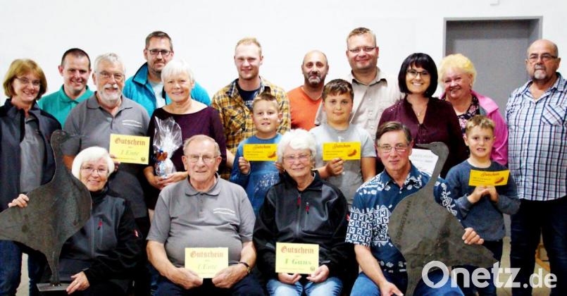 Die Teilnehmer des Kirwa-Schießens mit Schützenmeister Alois Helgert (rechts). Mit auf dem Bild die Siegerin bei den Erwachsenen Gisela Uecker (sitzend dritte von links) sowie der Erste Sieger der Jugend, Jonas Heimerl (zweiter von rechts). Bild: njn
