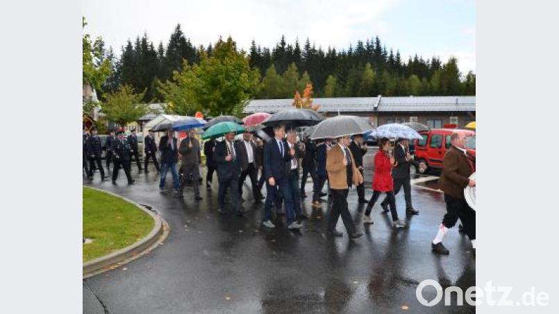 Regen begleitet den Zug der Waidhauser zu den Klängen des Musikvereins in Richtung Rozvadov, wo die tschechische Abordnung auf ihre Abholung wartet. Bild: fjo
