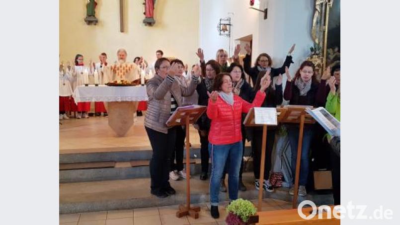 Eine besondere Atmosphäre verbreitete der Gottesdienst mit Pater Ferdinand aus dem Kongo mit afrikanischen Liedern, Rhythmen und Gesten durch die Singgruppe Taktvoll am Sonntag in der Kirche Tröbes. Bild: gi