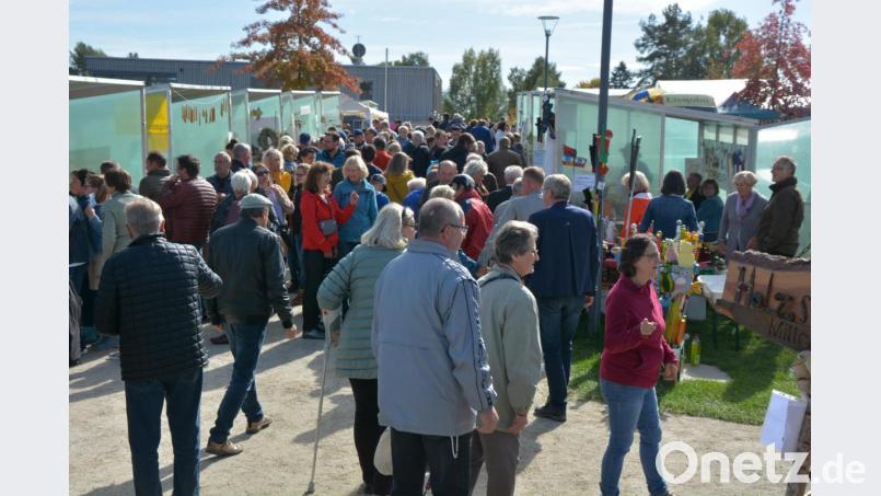 Dicht an dicht zogen die Menschen durch den Fischhofpark. Bild: jr