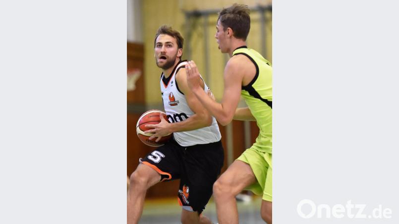 DJK-Captain Tobias Merkl (links) sichert in den Schlussminuten seinem Team den Überraschungserfolg. Die Neustädter Regio-Basketballer bezwingen Tennet Young Heroes Bayreuth mit 86:78. Bild: A. Schwarzmeier