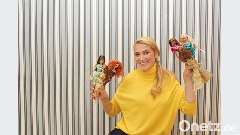 Melanie Korsche strahlt, wenn sie ihre kleinen Schätze in Händen hält. Seit Jahren sammelt sie Barbies. Bild: Evi Wagner