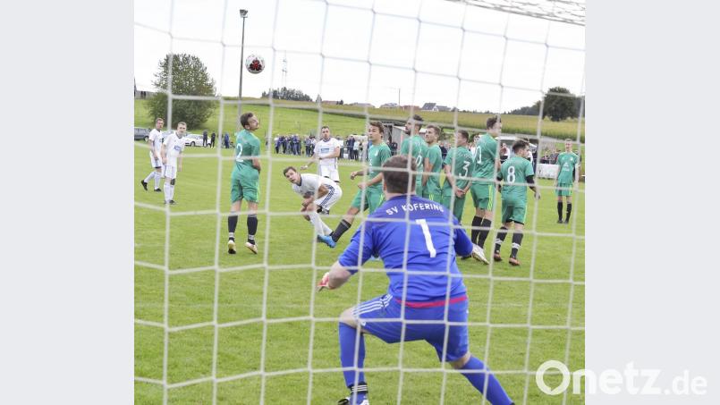 Der Köferinger Torhüter Thomas Halucha (vorne) erwartet einen direkten Freistoß des TUS Schnaittenbach, nach Foulspiel unmittelbar an der Strafraumgrenze am Schnaittenbacher Spielertrainer und Doppeltorschützen Ralf Egeter (Zweiter von links hinten in der Köferinger Mauer).
Bild: Ziegler Bild: Ziegler