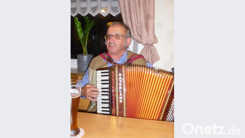 Heiner Stanke aus Neunburg hatte sein Akkordeon mitgebracht und legte zünftig los. Bild: mad
