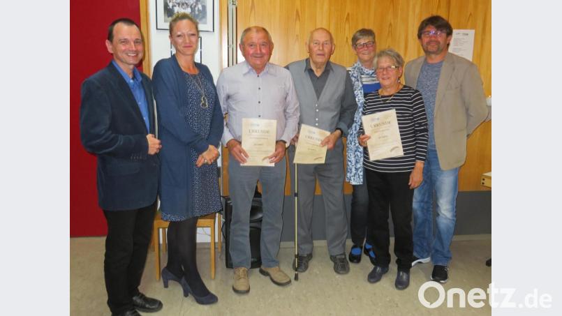 Die Ehrung der Gründungsmitglieder des Diakonie-Vereins gehört zu den Höhepunkten der Feier zum 50-jährigen Bestehen. Mit im Bild sind (von links) Pfarrer Hartmut Klausfelder, Leiterin Daniela Preißinger, Manfred Höllering, Oswald Dollhopf, Maria Cronenberg, Marga Pühl und Bürgermeister Wolfgang Haberberger. Bild: ow