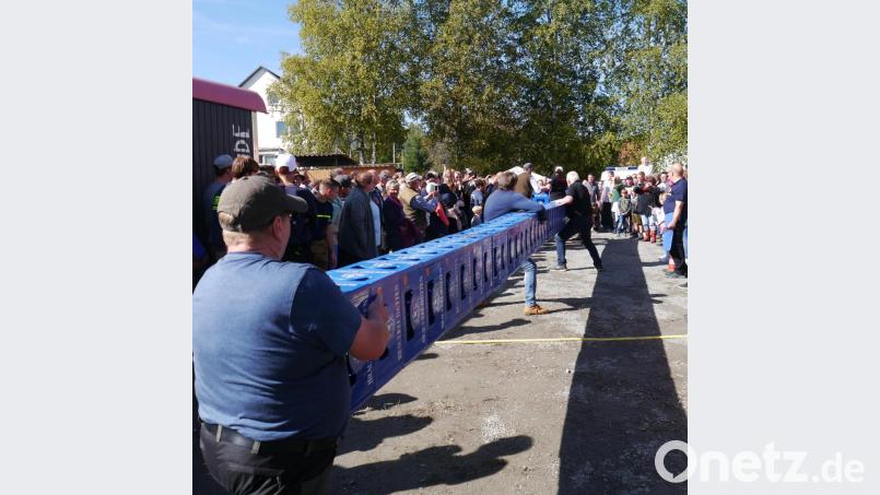 Der Schützenverein Hüttstadl siegt beim Bierkästenstapeln. Bild: gis